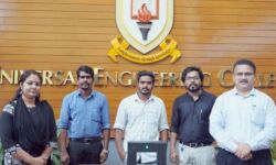 നോട്ടുകൾ അണുവിമുക്തമാകാൻ സാനിറ്റൈസിംഗ് മെഷീനുമായി എഞ്ചിനീയറിംഗ് വിദ്യാർത്ഥി നോട്ടുകൾ അണുവിമുക്തമാകാൻ സാനിറ്റൈസിംഗ് മെഷീനുമായി എഞ്ചിനീയറിംഗ് വിദ്യാർത്ഥി