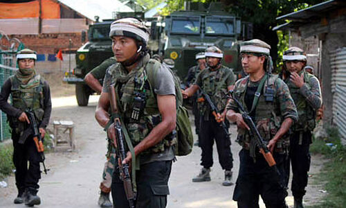 ഷോപിയാനില് സായുധരും സുരക്ഷാസേനയും ഏറ്റുമുട്ടുന്നു ഷോപിയാനില് സായുധരും സുരക്ഷാസേനയും ഏറ്റുമുട്ടുന്നു