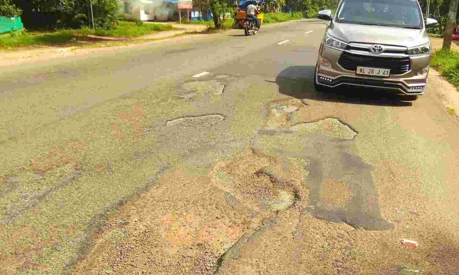 ആലപ്പുഴയില് ദേശീയപാതയില് അപകടക്കുഴികള്; അധികൃതര്ക്ക് അനക്കമില്ല ആലപ്പുഴയില് ദേശീയപാതയില് അപകടക്കുഴികള്; അധികൃതര്ക്ക് അനക്കമില്ല