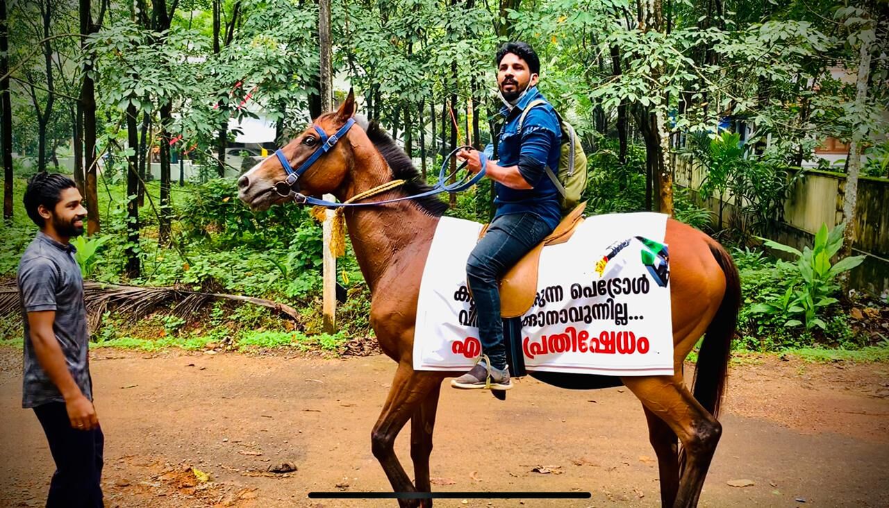 ഇന്ധന വിലവര്‍ധനവിനെതിരേ വേറിട്ട പ്രതിഷേധവുമായി യുവാവ് (വീഡിയോ)