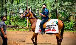 ഇന്ധന വിലവര്‍ധനവിനെതിരേ വേറിട്ട പ്രതിഷേധവുമായി യുവാവ് (വീഡിയോ)