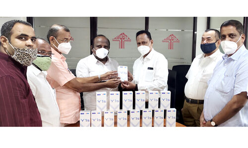 ഓണ്ലൈന് പഠനം: വിദ്യാര്ഥികള്ക്ക് മൊബൈല് ഫോണുകള് നല്കി കെടിജിഡിഡബ്ല്യൂഎ ഓണ്ലൈന് പഠനം: വിദ്യാര്ഥികള്ക്ക് മൊബൈല് ഫോണുകള് നല്കി കെടിജിഡിഡബ്ല്യൂഎ