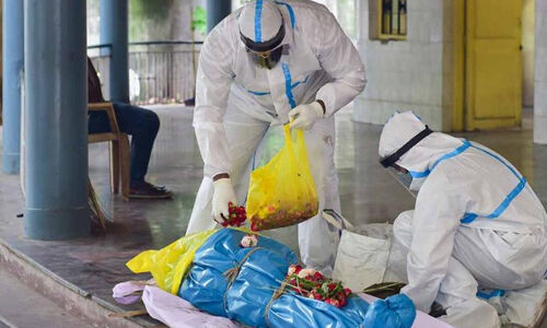 കൊവിഡ് ബാധിച്ച് മരിച്ചവരെ ബന്ധുക്കളെ കാണിക്കാന് അവസരമൊരുക്കും; മതാചാരങ്ങള്ക്കും അനുമതി കൊവിഡ് ബാധിച്ച് മരിച്ചവരെ ബന്ധുക്കളെ കാണിക്കാന് അവസരമൊരുക്കും; മതാചാരങ്ങള്ക്കും അനുമതി