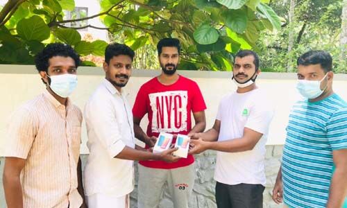 സ്മാര്ട്ട് വാര്ഡ് പദ്ധതിയിലേക്ക് മൊബൈല് ഫോണുകള് ഏറ്റുവാങ്ങി സ്മാര്ട്ട് വാര്ഡ് പദ്ധതിയിലേക്ക് മൊബൈല് ഫോണുകള് ഏറ്റുവാങ്ങി