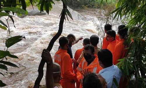 കോഴിക്കോട് ചാലിപ്പുഴയില്‍ ഒഴുക്കില്‍പ്പെട്ട് യുവതി മരിച്ചു; യുവാവിനായി തിരച്ചില്‍ തുടരുന്നു