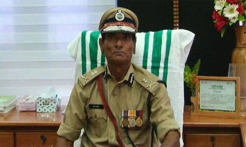 വാഹനം ഓടിക്കുമ്പോള് ബ്ലൂ ടൂത്ത് സംസാരം കുറ്റകരമെന്ന് ഡിജിപി അനില്കാന്ത് വാഹനം ഓടിക്കുമ്പോള് ബ്ലൂ ടൂത്ത് സംസാരം കുറ്റകരമെന്ന് ഡിജിപി അനില്കാന്ത്