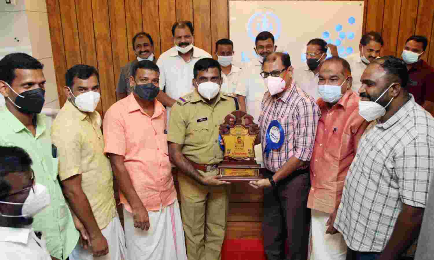 യാത്രയപ്പും ആദരിക്കല് ചടങ്ങും യാത്രയപ്പും ആദരിക്കല് ചടങ്ങും