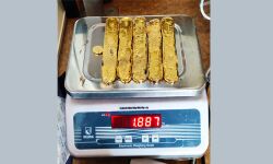 കണ്ണൂര്: വിമാനത്തിലെ ഗാര്ബേജ് ബോക്സില് നിന്ന് സ്വര്ണമിശ്രിതം കണ്ടെടുത്തു കണ്ണൂര്: വിമാനത്തിലെ ഗാര്ബേജ് ബോക്സില് നിന്ന് സ്വര്ണമിശ്രിതം കണ്ടെടുത്തു