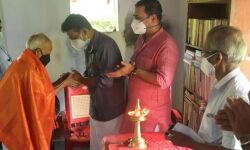 മുരളീധരന് അഷ്ടമിച്ചിറയെ മാള പ്രസ് ക്ലബ്ബിന്റെ നേതൃത്വത്തില് ആദരിച്ചു മുരളീധരന് അഷ്ടമിച്ചിറയെ മാള പ്രസ് ക്ലബ്ബിന്റെ നേതൃത്വത്തില് ആദരിച്ചു