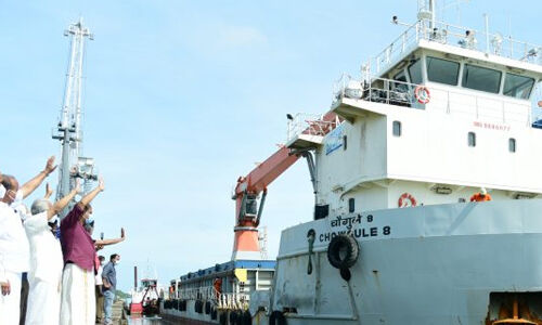 അഴീക്കല് തുറമുഖത്തു നിന്നുള്ള ആദ്യ ചരക്കുകപ്പല് യാത്രതിരിച്ചു അഴീക്കല് തുറമുഖത്തു നിന്നുള്ള ആദ്യ ചരക്കുകപ്പല് യാത്രതിരിച്ചു