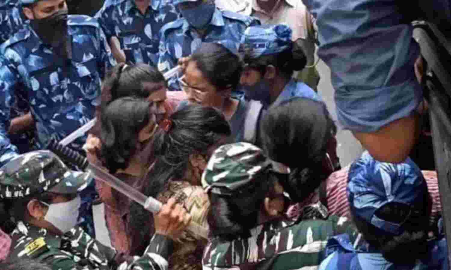 സ്റ്റാന് സ്വാമിയുടേത് ഭരണകൂട കൊലപാതകം; ഡല്ഹിയില് വിദ്യാര്ഥി പ്രതിഷേധത്തിന് നേരേ ലാത്തിച്ചാര്ജ് സ്റ്റാന് സ്വാമിയുടേത് ഭരണകൂട കൊലപാതകം; ഡല്ഹിയില് വിദ്യാര്ഥി പ്രതിഷേധത്തിന് നേരേ ലാത്തിച്ചാര്ജ്