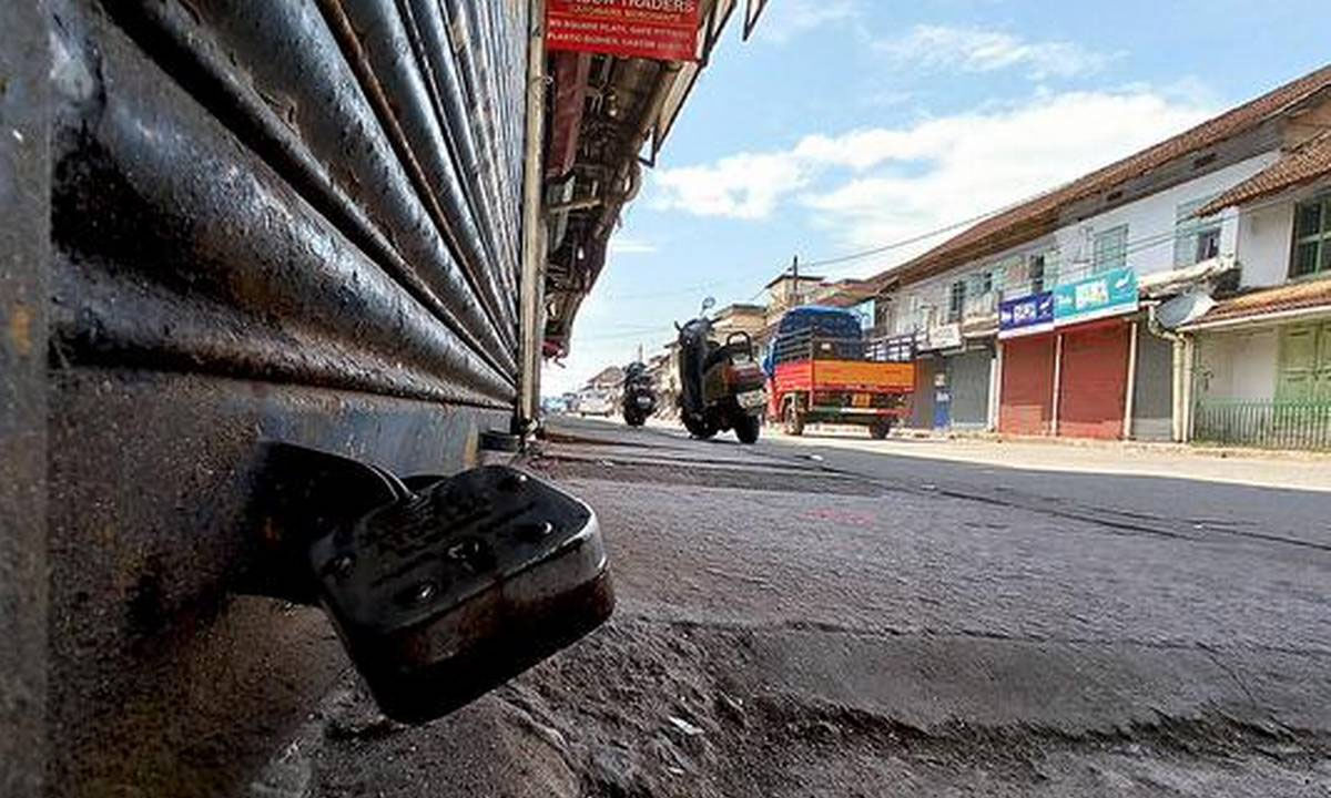 ലോക്ക് ഡൗണില് കൂടുതല് ഇളവ് അനുവദിക്കണം; വ്യാപാരികളുടെ കടയടപ്പ് സമരം തുടങ്ങി ലോക്ക് ഡൗണില് കൂടുതല് ഇളവ് അനുവദിക്കണം; വ്യാപാരികളുടെ കടയടപ്പ് സമരം തുടങ്ങി