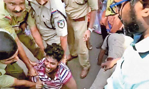 പരാതിക്കാരന് ക്രൂരമര്ദ്ദനം; തമ്പാനൂര് എസ്ഐക്കെതിരെ അന്വേഷണത്തിന് മനുഷ്യാവകാശ കമ്മീഷന് ഉത്തരവ് പരാതിക്കാരന് ക്രൂരമര്ദ്ദനം; തമ്പാനൂര് എസ്ഐക്കെതിരെ അന്വേഷണത്തിന് മനുഷ്യാവകാശ കമ്മീഷന് ഉത്തരവ്