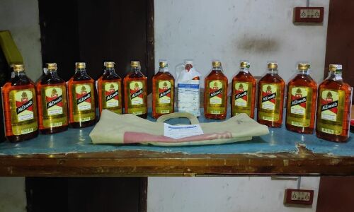 വിദേശ മദ്യശേഖരവുമായി രണ്ടുപേര്‍ പിടിയില്‍