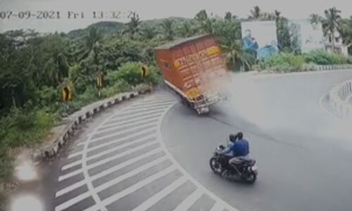 വട്ടപ്പാറ വളവില് വീണ്ടും വാഹനാപകടം; ചരക്കുലോറി കുത്തനെ താഴ്ചയിലേക്ക് മറിഞ്ഞു(വീഡിയോ) വട്ടപ്പാറ വളവില് വീണ്ടും വാഹനാപകടം; ചരക്കുലോറി കുത്തനെ താഴ്ചയിലേക്ക് മറിഞ്ഞു(വീഡിയോ)