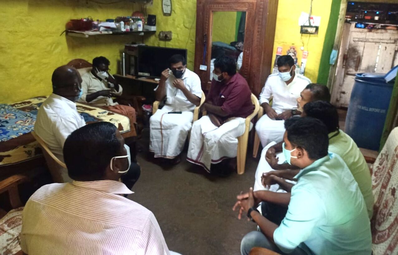 വണ്ടിപ്പെരിയാറില് പീഡിപ്പിച്ച് കൊന്ന ബാലികയുടെ വീട് എസ്ഡിപിഐ നേതാക്കള് സന്ദര്ശിച്ചു വണ്ടിപ്പെരിയാറില് പീഡിപ്പിച്ച് കൊന്ന ബാലികയുടെ വീട് എസ്ഡിപിഐ നേതാക്കള് സന്ദര്ശിച്ചു