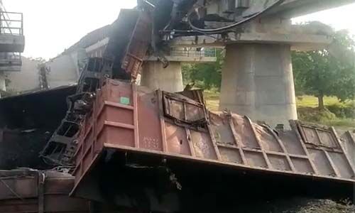 മധ്യപ്രദേശില്‍ ചരക്ക് തീവണ്ടി പാളം തെറ്റി; 16 കോച്ചുകള്‍ പാലത്തില്‍നിന്ന് നദിയിലേക്ക് വീണു
