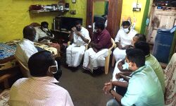 വണ്ടിപ്പെരിയാറില് പീഡിപ്പിച്ച് കൊന്ന ബാലികയുടെ വീട് എസ്ഡിപിഐ നേതാക്കള് സന്ദര്ശിച്ചു വണ്ടിപ്പെരിയാറില് പീഡിപ്പിച്ച് കൊന്ന ബാലികയുടെ വീട് എസ്ഡിപിഐ നേതാക്കള് സന്ദര്ശിച്ചു