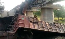 മധ്യപ്രദേശില്‍ ചരക്ക് തീവണ്ടി പാളം തെറ്റി; 16 കോച്ചുകള്‍ പാലത്തില്‍നിന്ന് നദിയിലേക്ക് വീണു