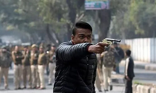 വിദ്വേഷപ്രസംഗം: പൗരത്വ പ്രക്ഷോഭകര്ക്കെതിരേ തോക്ക് ചൂണ്ടിയ രാം ഭക്ത് ഗോപാല് അറസ്റ്റില് വിദ്വേഷപ്രസംഗം: പൗരത്വ പ്രക്ഷോഭകര്ക്കെതിരേ തോക്ക് ചൂണ്ടിയ രാം ഭക്ത് ഗോപാല് അറസ്റ്റില്