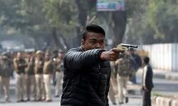 വിദ്വേഷപ്രസംഗം: പൗരത്വ പ്രക്ഷോഭകര്ക്കെതിരേ തോക്ക് ചൂണ്ടിയ രാം ഭക്ത് ഗോപാല് അറസ്റ്റില് വിദ്വേഷപ്രസംഗം: പൗരത്വ പ്രക്ഷോഭകര്ക്കെതിരേ തോക്ക് ചൂണ്ടിയ രാം ഭക്ത് ഗോപാല് അറസ്റ്റില്