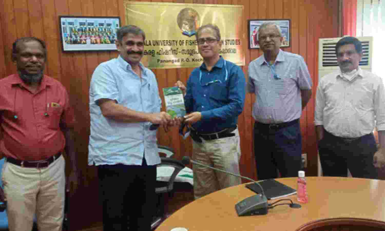 കടല്ക്ഷോഭം: തടയാന് വേണ്ടത് കണ്ടല്കാടുകള്: വേണു രാജാമണി കടല്ക്ഷോഭം: തടയാന് വേണ്ടത് കണ്ടല്കാടുകള്: വേണു രാജാമണി
