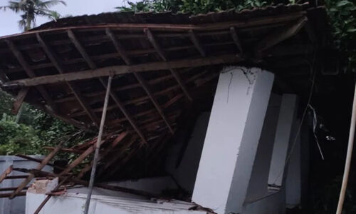 പറവൂര് തത്തപ്പള്ളിയില് ശക്തമായ കാറ്റ്; നിരവധി വീടുകള് തകര്ന്നു പറവൂര് തത്തപ്പള്ളിയില് ശക്തമായ കാറ്റ്; നിരവധി വീടുകള് തകര്ന്നു