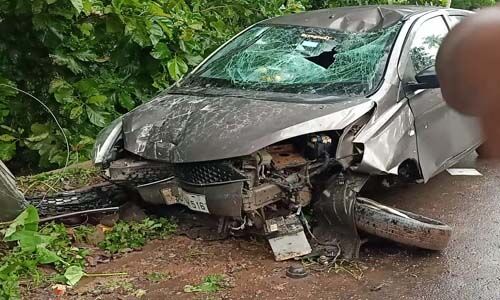 മാള വലിയപറമ്പില്‍ നിയന്ത്രണംവിട്ട കാര്‍ വൈദ്യുത തൂണിലിടിച്ച് മൂന്നുപേര്‍ക്ക് പരിക്ക്