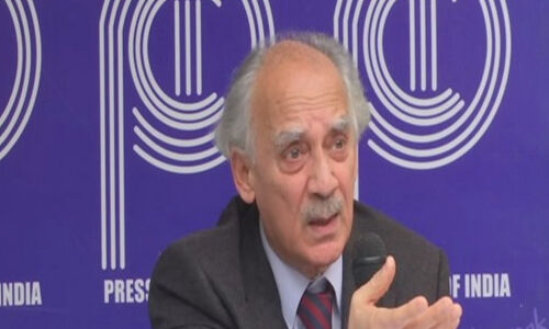 രാജ്യദ്രോഹ നിയമത്തിനെതിരേ അരുണ് ഷൂരിയും സുപ്രികോടതിയില് രാജ്യദ്രോഹ നിയമത്തിനെതിരേ അരുണ് ഷൂരിയും സുപ്രികോടതിയില്