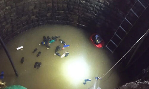 മധ്യപ്രദേശില് കുട്ടിയെ രക്ഷിക്കാനുള്ള ശ്രമത്തിനിടെ 30 പേര് കിണറില് വീണു; 3 പേര് മരിച്ചു മധ്യപ്രദേശില് കുട്ടിയെ രക്ഷിക്കാനുള്ള ശ്രമത്തിനിടെ 30 പേര് കിണറില് വീണു; 3 പേര് മരിച്ചു