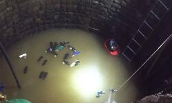 മധ്യപ്രദേശില് കുട്ടിയെ രക്ഷിക്കാനുള്ള ശ്രമത്തിനിടെ 30 പേര് കിണറില് വീണു; 3 പേര് മരിച്ചു മധ്യപ്രദേശില് കുട്ടിയെ രക്ഷിക്കാനുള്ള ശ്രമത്തിനിടെ 30 പേര് കിണറില് വീണു; 3 പേര് മരിച്ചു