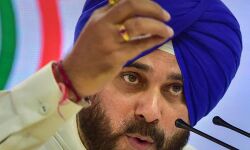 സിദ്ദുവിനെ പഞ്ചാബ് കോണ്ഗ്രസ് മേധാവിയാക്കാമെന്ന് കേന്ദ്ര നേതൃത്വം; വഴങ്ങാതെ അമരീന്ദര്സിങ് പക്ഷം സിദ്ദുവിനെ പഞ്ചാബ് കോണ്ഗ്രസ് മേധാവിയാക്കാമെന്ന് കേന്ദ്ര നേതൃത്വം; വഴങ്ങാതെ അമരീന്ദര്സിങ് പക്ഷം