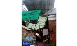 കനത്ത മഴ: കളമശ്ശേരിയില്‍ ഇരു നില വീട് ചെരിഞ്ഞു; വീട്ടുകാരെ രക്ഷപെടുത്തി