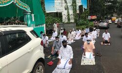 റോഡില്‍ നമസ്‌കരിച്ച് പ്രതിഷേധം; 25 പേര്‍ക്കെതിരേ കേസെടുത്തു