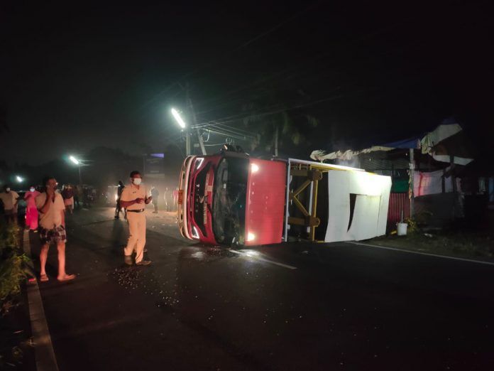 കൂനമ്മാവില് കാറുമായി കൂട്ടിയിടിച്ച് ടാങ്കര്ലോറി മറിഞ്ഞു കൂനമ്മാവില് കാറുമായി കൂട്ടിയിടിച്ച് ടാങ്കര്ലോറി മറിഞ്ഞു