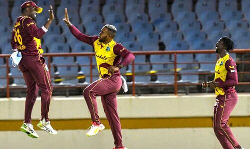 ഓസിസിനെ തകര്ത്തെറിഞ്ഞ് വെസ്റ്റ്ഇന്ഡീസിന് ട്വന്റി പരമ്പര ഓസിസിനെ തകര്ത്തെറിഞ്ഞ് വെസ്റ്റ്ഇന്ഡീസിന് ട്വന്റി പരമ്പര