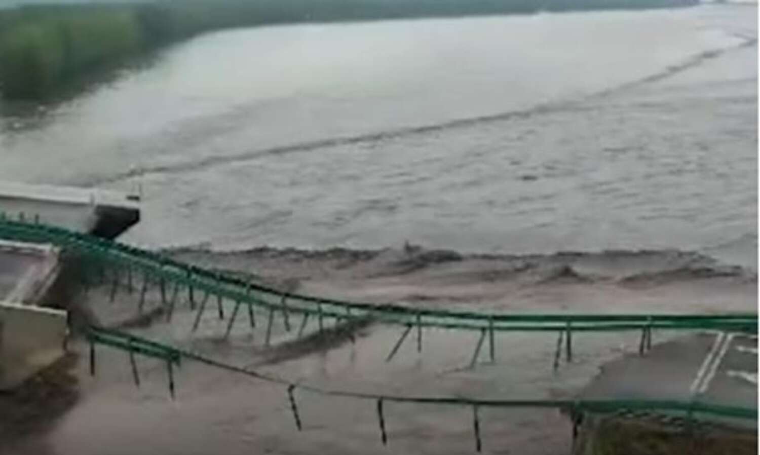 കനത്ത മഴയെ തുടര്ന്ന് ചൈനയില് രണ്ട് അണക്കെട്ടുകള് തകര്ന്നു കനത്ത മഴയെ തുടര്ന്ന് ചൈനയില് രണ്ട് അണക്കെട്ടുകള് തകര്ന്നു
