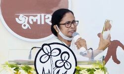 ഞാൻ എന്റെ ഫോൺ പൊതിഞ്ഞുവച്ചിരിക്കുകയാണ്; ഓഡിയോ ആയാലും വീഡിയോ ആയാലും അവര് ചോര്ത്തുമെന്ന് മമത ബാനർജി ഞാൻ എന്റെ ഫോൺ പൊതിഞ്ഞുവച്ചിരിക്കുകയാണ്; ഓഡിയോ ആയാലും വീഡിയോ ആയാലും അവര് ചോര്ത്തുമെന്ന് മമത ബാനർജി