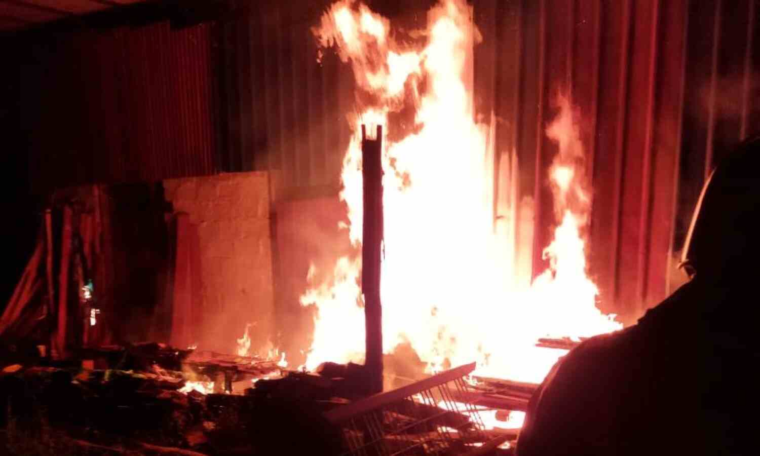 മുക്കം അഗ്നിരക്ഷാ സേനയുടെ സംയോജിത ഇടപെടല്; വന് ദുരന്തം ഒഴിവായി മുക്കം അഗ്നിരക്ഷാ സേനയുടെ സംയോജിത ഇടപെടല്; വന് ദുരന്തം ഒഴിവായി