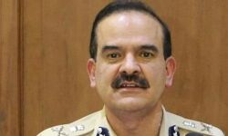 ഭീഷണിപ്പെടുത്തി പണം തട്ടിയെടുത്ത കേസില് മുംബൈ പോലിസ് മുന്മേധാവി അറസ്റ്റില് ഭീഷണിപ്പെടുത്തി പണം തട്ടിയെടുത്ത കേസില് മുംബൈ പോലിസ് മുന്മേധാവി അറസ്റ്റില്