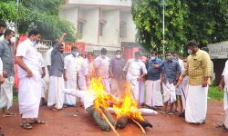 ഫോണ്ചോര്ത്തല്: യൂത്ത് കോണ്ഗ്രസ് മോദിയുടെയും അമിത്ഷായുടെയും കോലം കത്തിച്ചു ഫോണ്ചോര്ത്തല്: യൂത്ത് കോണ്ഗ്രസ് മോദിയുടെയും അമിത്ഷായുടെയും കോലം കത്തിച്ചു