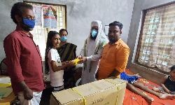 നിര്‍ധന കുടുംബത്തിന് വീല്‍ ചെയറും മൊബെല്‍ ഫോണും നല്‍കി