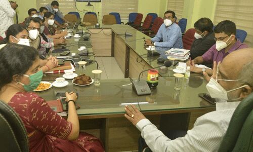 തൃശൂര്‍ ജില്ലയിലെ കൊവിഡ് വ്യാപനം;  ചീഫ് സെക്രട്ടറിയുടെ നേതൃത്വത്തില്‍ അവലോകന യോഗം ചേര്‍ന്നു