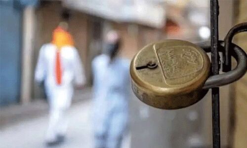 ട്രിപ്പിള് ലോക്ക് ഡൗണ്; കുന്നംകുളം നഗരത്തില് പോലിസിന്റെ വ്യാപക പരിശോധന ട്രിപ്പിള് ലോക്ക് ഡൗണ്; കുന്നംകുളം നഗരത്തില് പോലിസിന്റെ വ്യാപക പരിശോധന