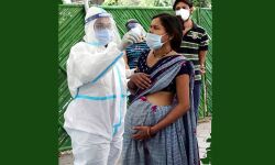 കൊവിഡ് ബാധിച്ച അമ്മമാര്ക്ക് പാലൂട്ടാം; മക്കളില്നിന്ന് ആറ് അടി അകലം സൂക്ഷിക്കണമെന്നും കേന്ദ്ര നിര്ദേശം കൊവിഡ് ബാധിച്ച അമ്മമാര്ക്ക് പാലൂട്ടാം; മക്കളില്നിന്ന് ആറ് അടി അകലം സൂക്ഷിക്കണമെന്നും കേന്ദ്ര നിര്ദേശം