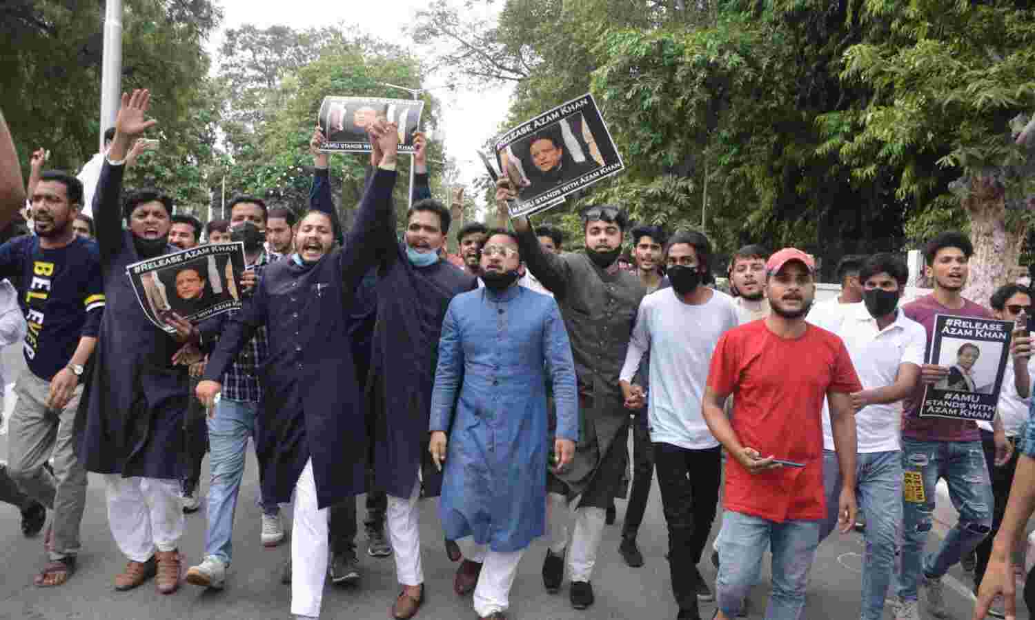 അസം ഖാനെ മോചിപ്പിക്കണമെന്നാവശ്യപ്പെട്ട് അലിഗഡ് വിദ്യാര്ഥികള് മാര്ച്ച് നടത്തി അസം ഖാനെ മോചിപ്പിക്കണമെന്നാവശ്യപ്പെട്ട് അലിഗഡ് വിദ്യാര്ഥികള് മാര്ച്ച് നടത്തി