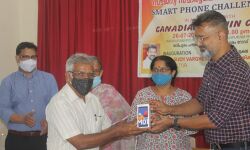 ഓണ് ലൈന് പഠനം: വിദ്യാര്ഥികള്ക്ക് സ്മാര്ട്ട് ഫോണുകള് വിതരണം ചെയ്തു ഓണ് ലൈന് പഠനം: വിദ്യാര്ഥികള്ക്ക് സ്മാര്ട്ട് ഫോണുകള് വിതരണം ചെയ്തു