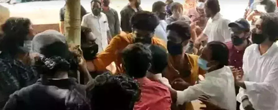 മൊഗ്രാല്പുത്തൂരിലെ വാക്സിനേഷന് കേന്ദ്രത്തില് വാക്കുതര്ക്കവും കൂട്ടത്തല്ലും മൊഗ്രാല്പുത്തൂരിലെ വാക്സിനേഷന് കേന്ദ്രത്തില് വാക്കുതര്ക്കവും കൂട്ടത്തല്ലും