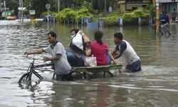 കനത്ത മഴയും വെള്ളപ്പൊക്കവും; ബംഗാളില് എട്ട് മരണം, നിരവധി പേരെ കാണാതായി, ട്രെയിനുകള് റദ്ദാക്കി കനത്ത മഴയും വെള്ളപ്പൊക്കവും; ബംഗാളില് എട്ട് മരണം, നിരവധി പേരെ കാണാതായി, ട്രെയിനുകള് റദ്ദാക്കി