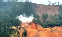 മണ്ണിടിച്ചില്‍: അപകടഭീഷണിയിലായ മൂന്നാര്‍ കോളജിന്റെ കെട്ടിടഭാഗം പൊളിച്ചുനീക്കിത്തുടങ്ങി